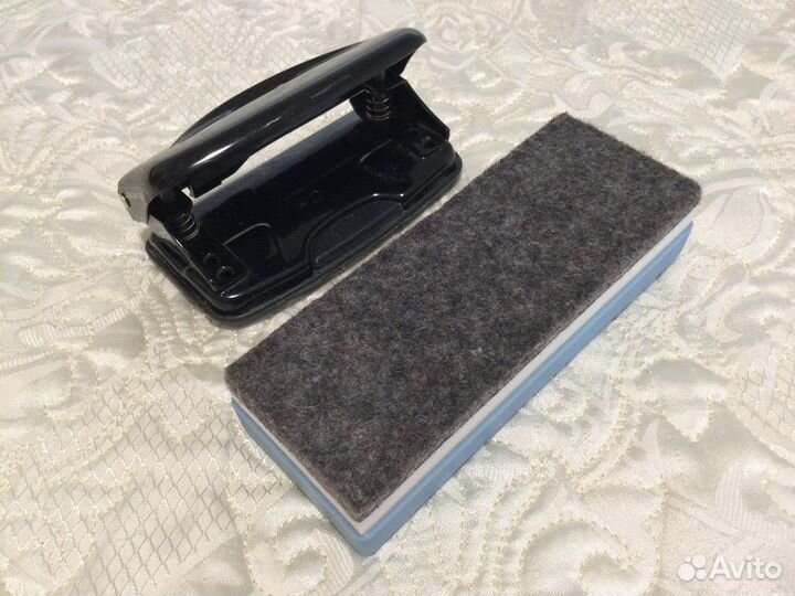 Дырокол и губка для доски