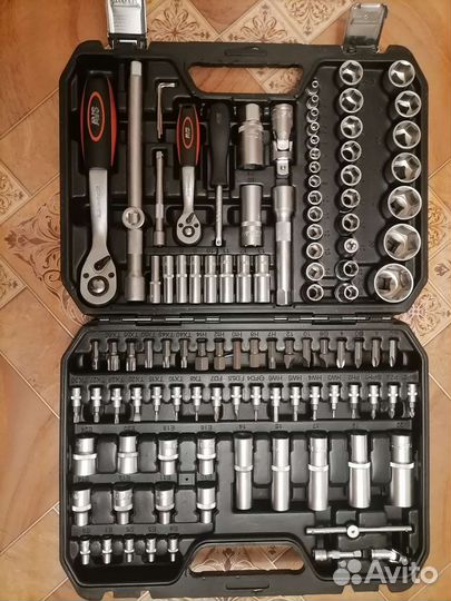 Набор инструментов для авто в чемодане