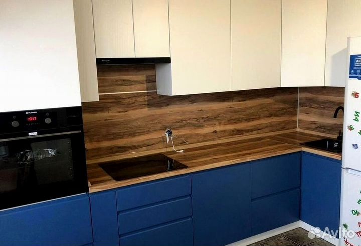 Уютный кухонный гарнитур в современном стиле