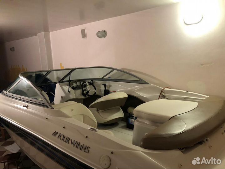 Катер Four Winns