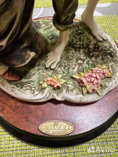 Статуэтка фарфоровая новая