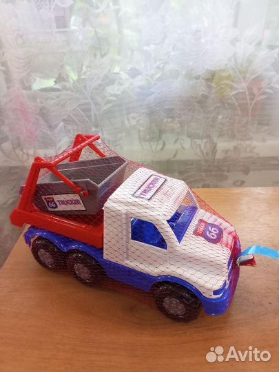 Игрушки для мальчиков. Машинки, пистолетики