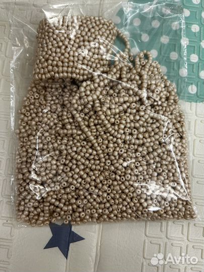 Бисер бежевый. Большой бисер