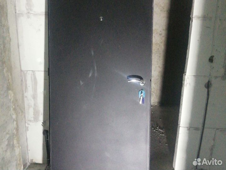 Дверь входная металлическая от застройщика