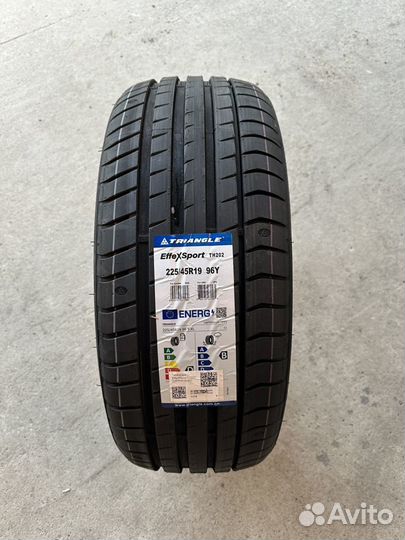 Triangle EffeXSport TH202 225/45 R19 96Y