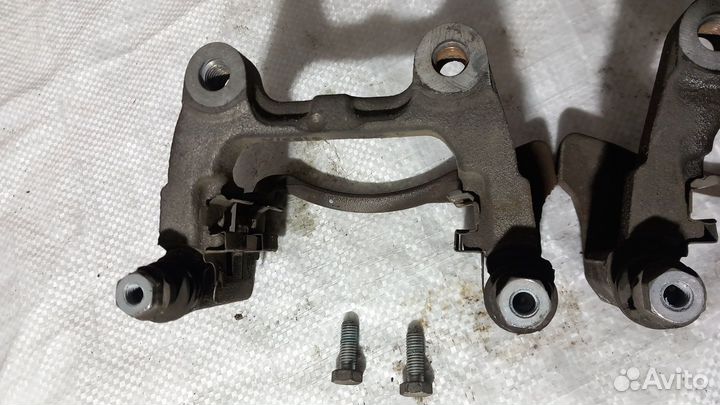 Passat B6 B7 2006-15 скобы тормозных суппортов зад