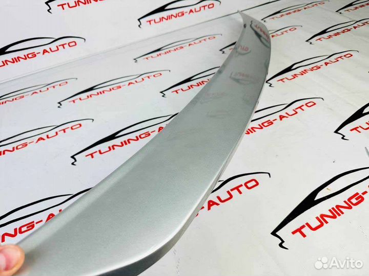 Спойлер под стекло Toyota Land Cruiser 200