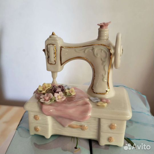 Фарфоровые статуэтки Швейная машинка италия Pavone