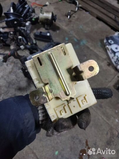 Блок управления центральным замком Ford Escape