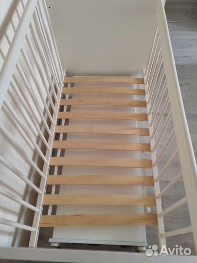 Детская кроватка с маятником и ящиком