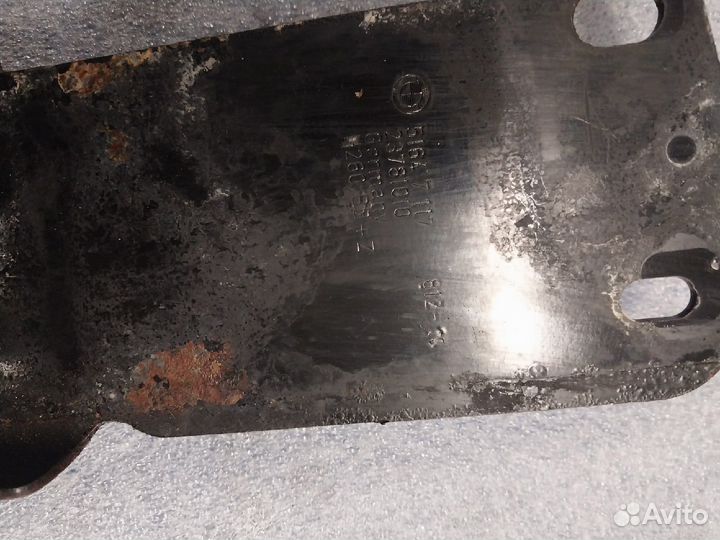 Кронштейн радиатора BMW E90 E91 E92 E81 E87 E84