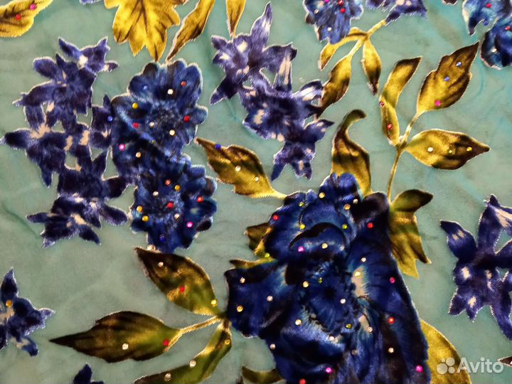 Материал шифон,очень красивый, переливаются цвета