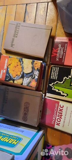 Книги много разные