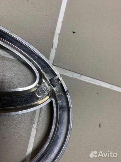 Эмблема передняя Toyota Camry V50 2011