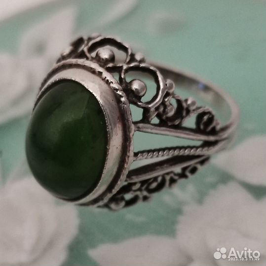 Серебряное кольцо с нефритом