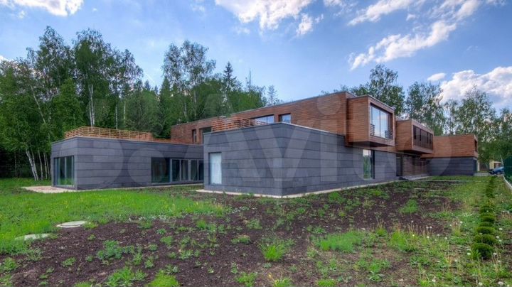 Дом 1550 м² на участке 54 сот.