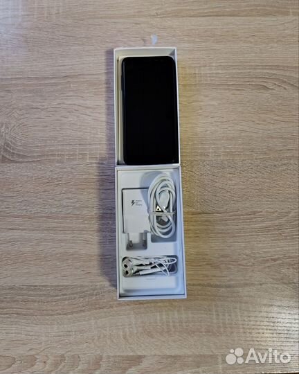 Samsung Galaxy A8 (2018), 4/32 ГБ