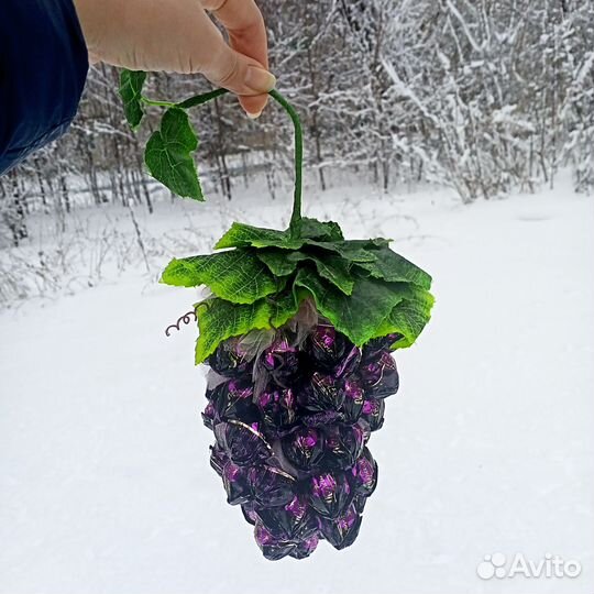 Подарки из конфет (Ананас, виноград)