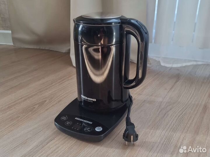 Электрочайник Redmond RK-M1303D черный