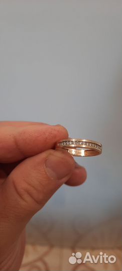 Золотое обручальное кольцо