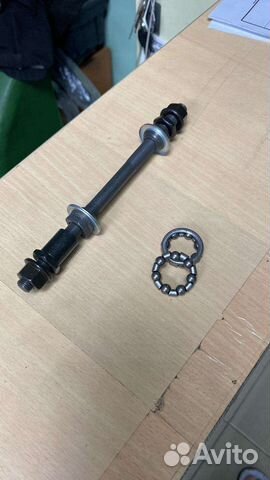 Ось заднего колеса велосипеда с подшипниками