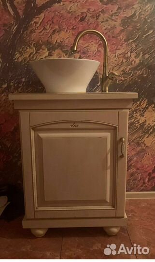 Раковина с краном