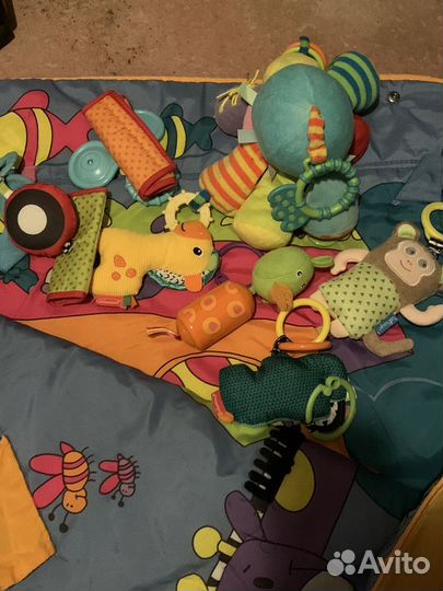 Коврик и игрушки к нему