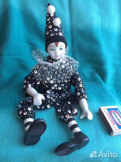 Кукла фарфоровая арлекин 37 см