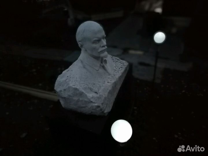 Бюст В. И. Ленина чистый мрамор (Л.Е. Кербель)