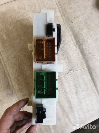 Монтажный блок предохранителей volvo XC70 S80 3,2