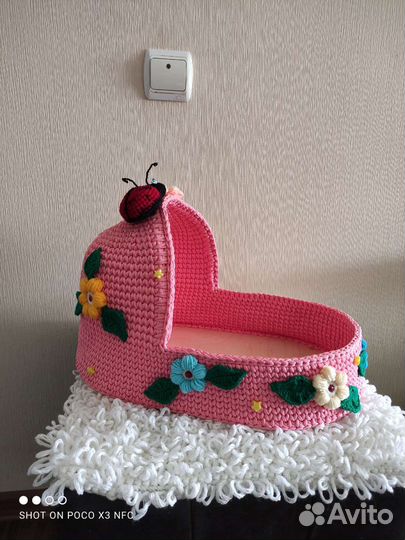 Вязаная люлька для куклы