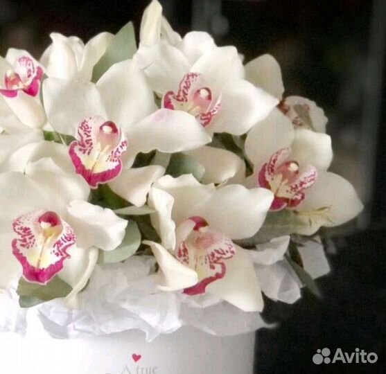 Цветы в шляпной коробке с орхидеями