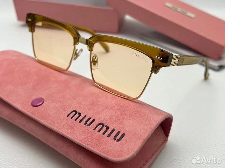 Солнцезащитные очки Miu Miu