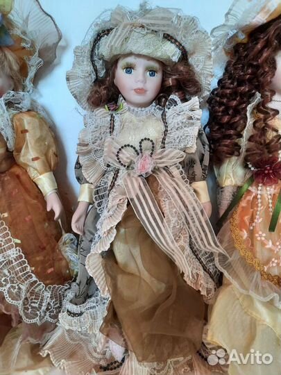 Кукла фарфоровая