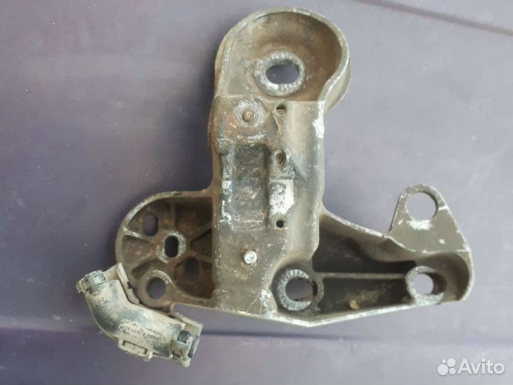 Правый кронштейн подрамника ауди а4 б6
