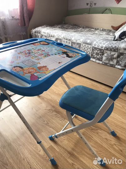 Детский письменный стол и стул
