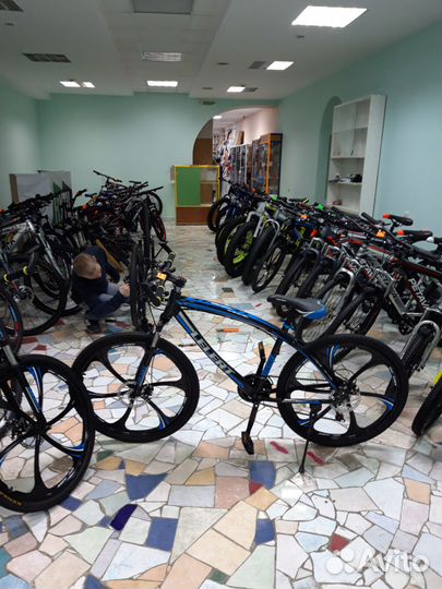 Велосипед на черных литых дисках