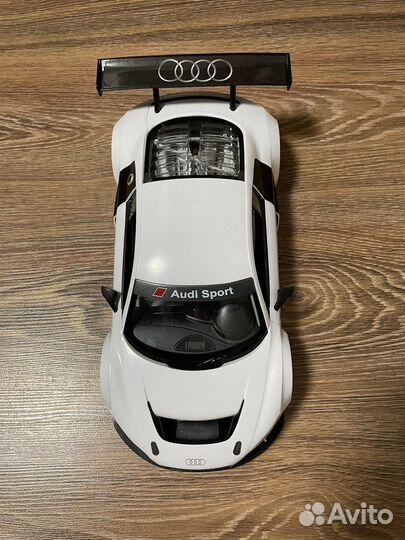 Машина на радиоуправлении Audi R8