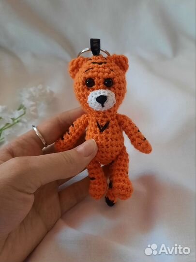 Тигренок брелок мягкая игрушка вязаная крючком
