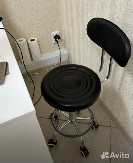 Стул для мастера маникюра таблетка на колесиках