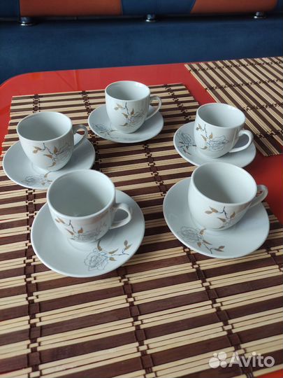 Новый набор кофейных чашек с блюдцами