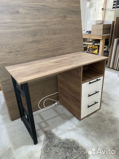 Маникюрный стол