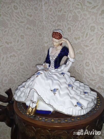 Фарфоровая статуэтка Девушка с книгой Чехия Royal