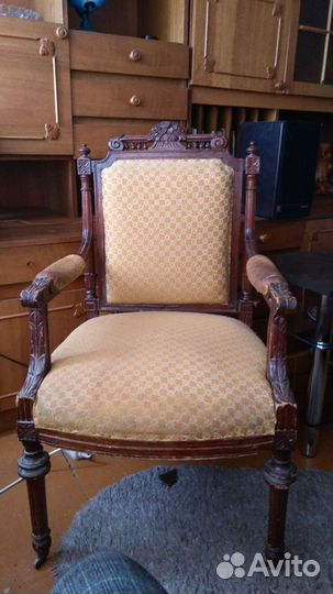 Антикварное кресло
