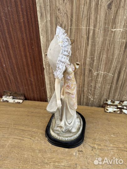 Кукла женщина с зонтом пластик