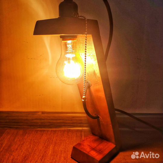 Настольная лампа