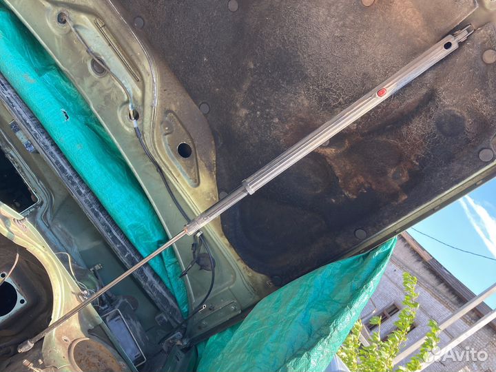 Упор капота ауди 100 с4