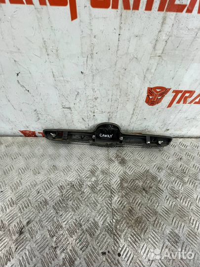 Накладка крышки багажника Тойота Камри XV40