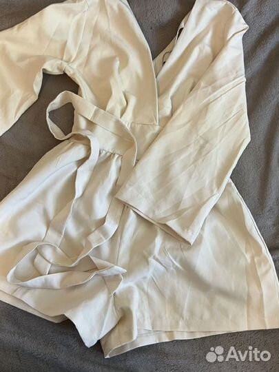 Красивый молочный комбинезон с шортами 44-46