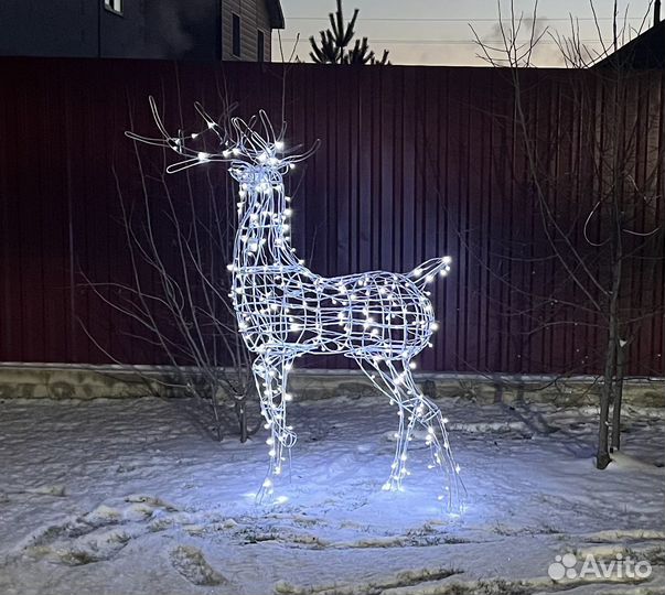 Гордый олень из проволоки